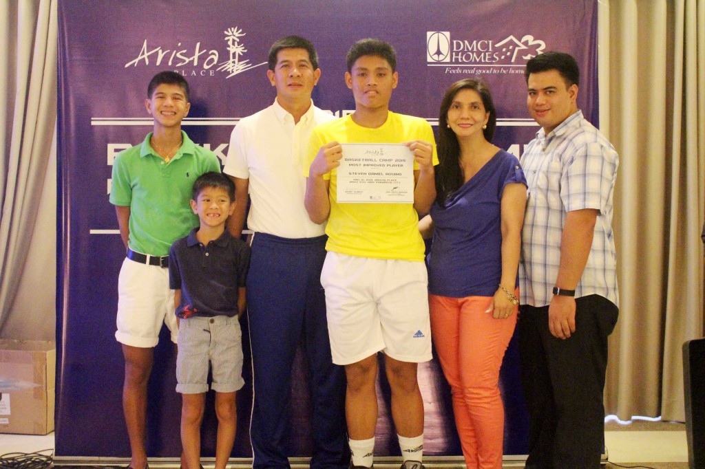  Parañaque City Councilor Jinky Favis awarded the participants with their certificates.