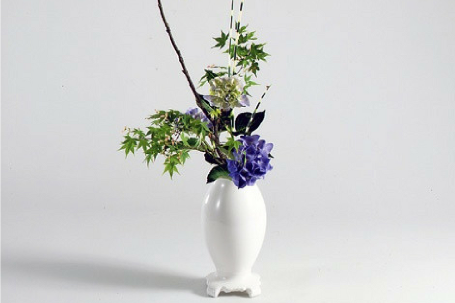 Minimalist Condo Ikebana Balance between Tradition and Modernity