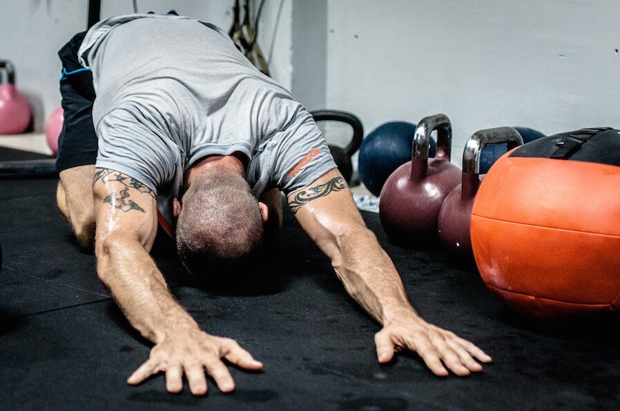 man curl position