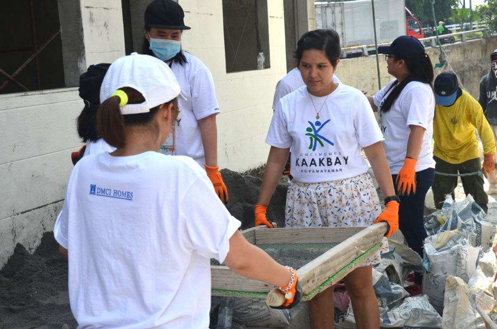DMCI_Homes_employees_with_Zinnia_Towers _residents_who_volunteered_for_the_activity