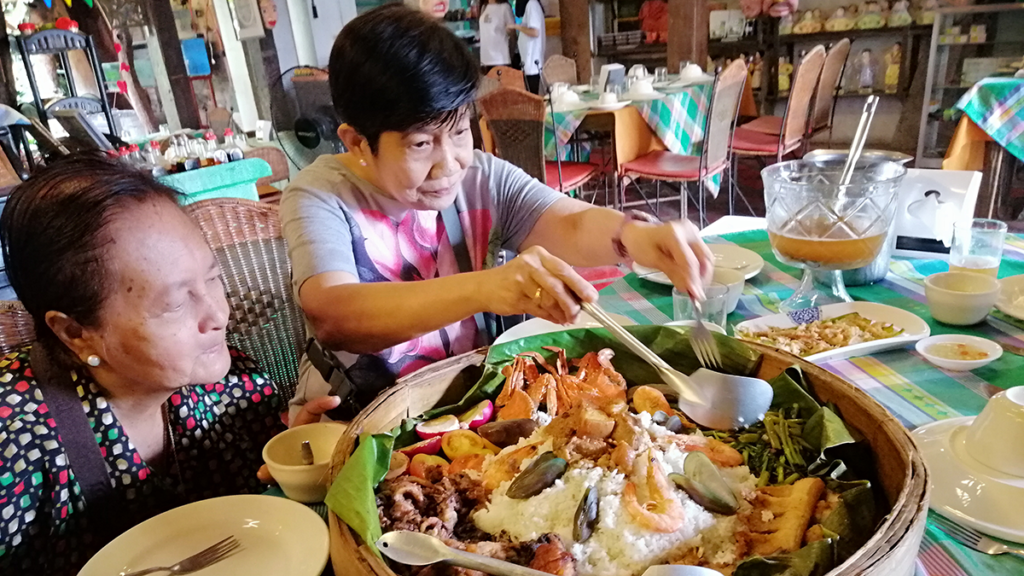 Getting ready to eat the mouth-watering Minaluto, one of the specialty dishes of the restaurant.