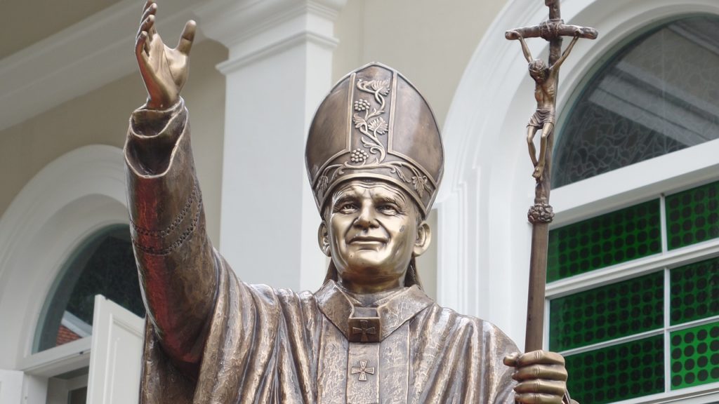 statue pope