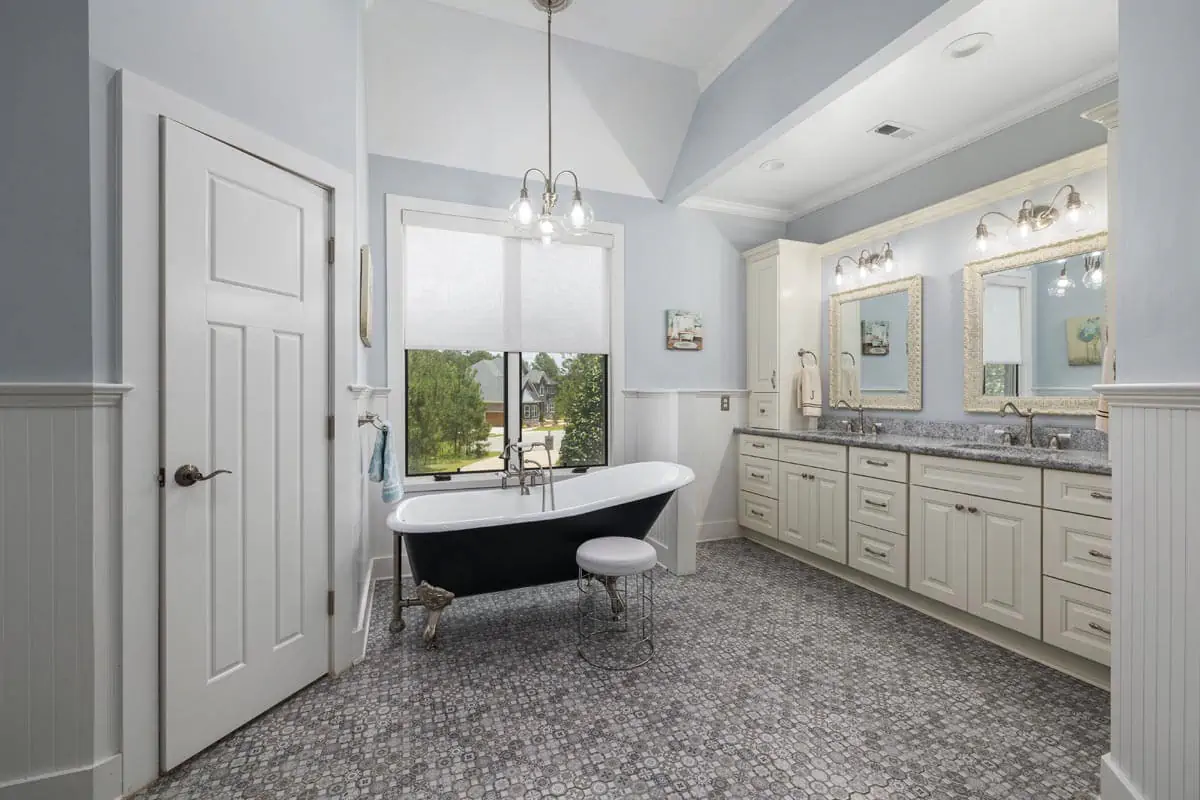 Black and White Ceramic Bathtub