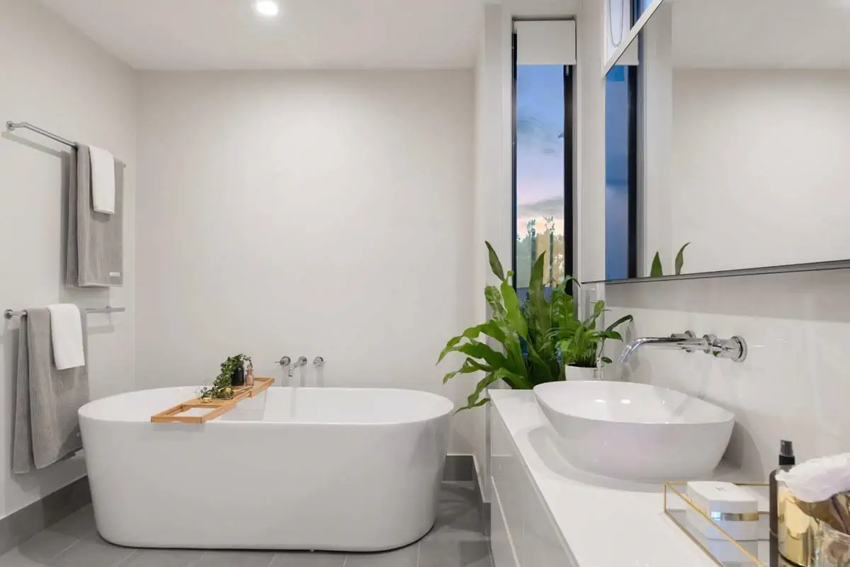 Large ensuite bathroom with stand-alone bath tub