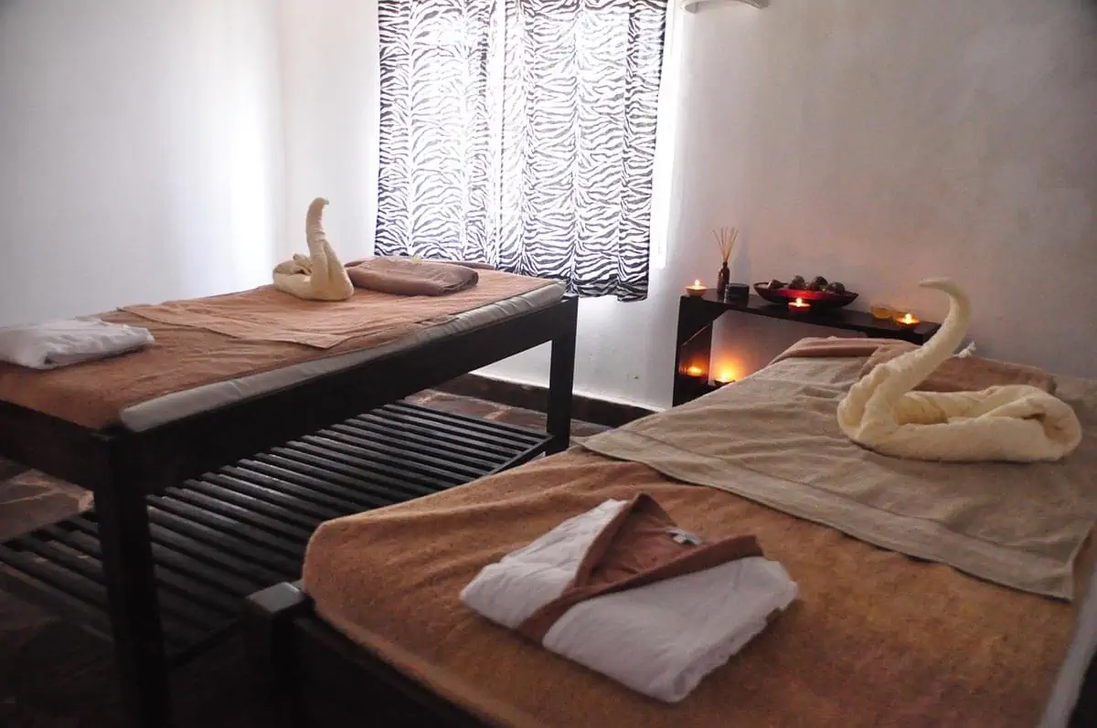 couple massage health centre relax