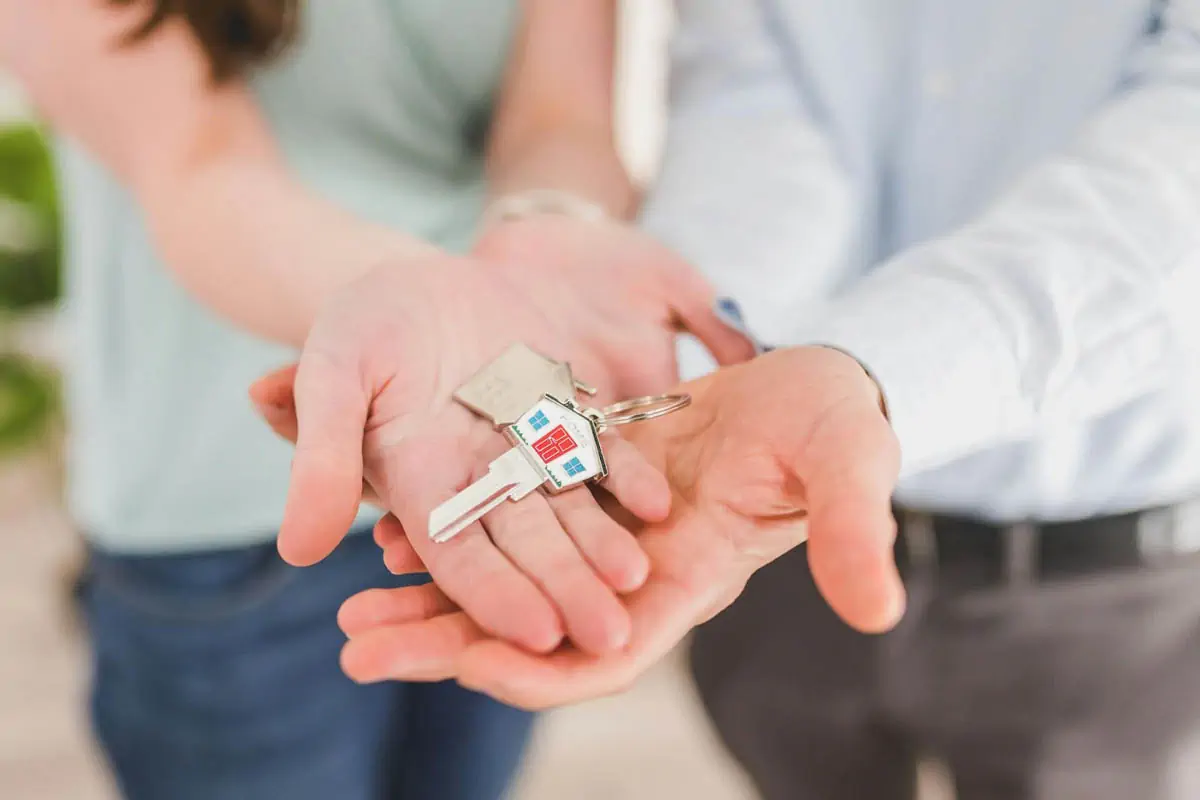 house-key-on-the-people-s-hand