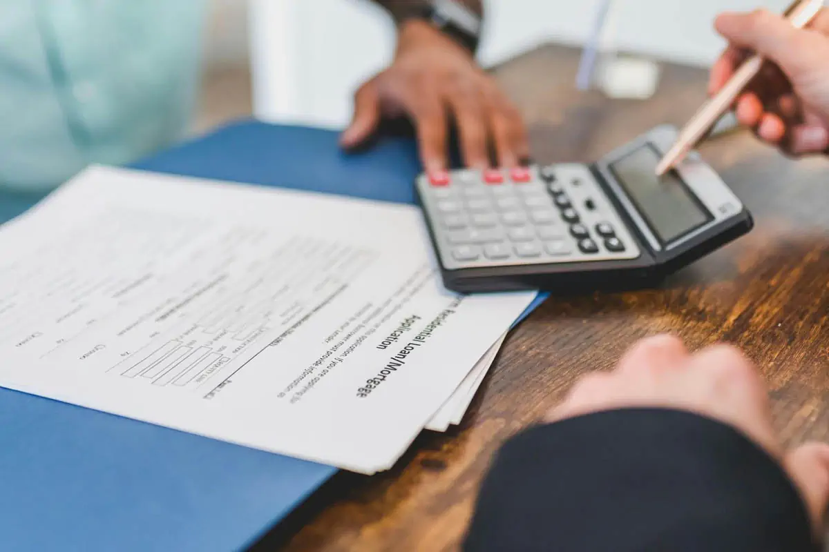 real-estate-agent-calculating-an-amount