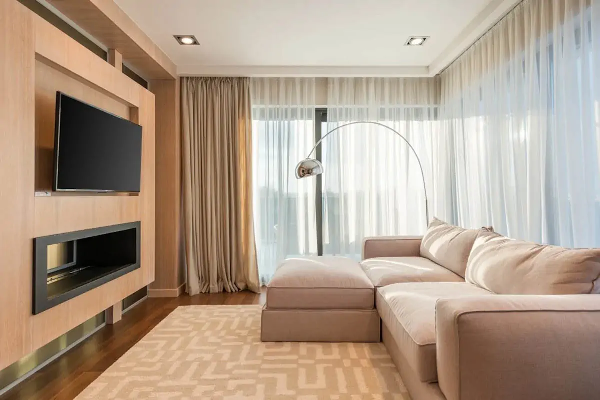 spacious-living-room-with-tv